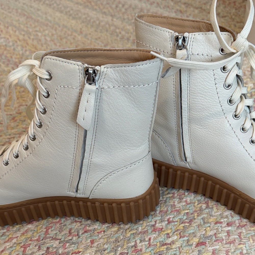 Stylish Cream colored Leather Clarks women's Boots - Picture 4 of 9